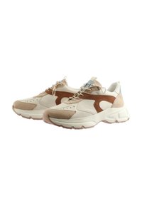 Beige und braune Sportschuhe aus Wildleder und Leder mit dicker weißer Sohle, perforierter Spitze und minimalistischen Designelementen.