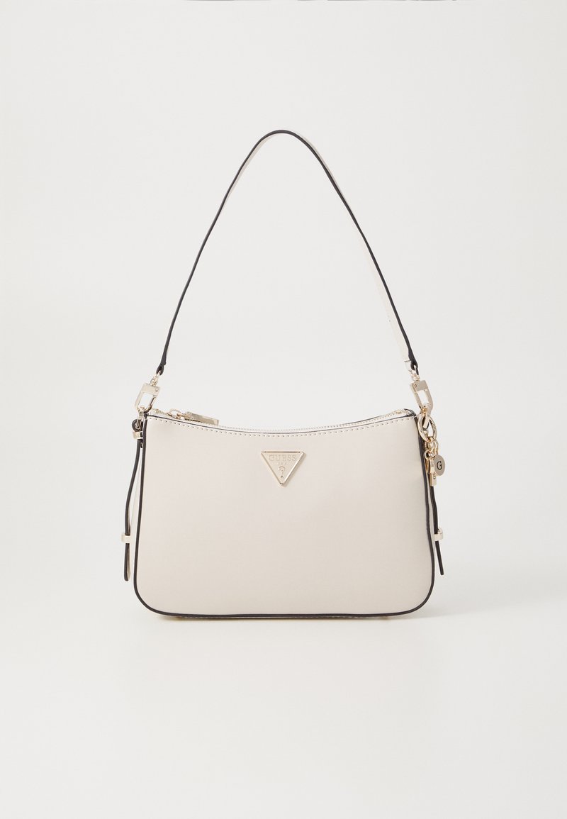Sac à main en simili cuir beige avec une forme courbée, une fine bandoulière noire et des accents en métal doré. Présente un logo en triangle et une fermeture éclair.