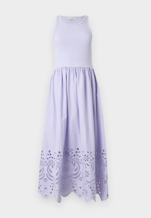 Ärmelloses fliederfarbenes Kleid mit geripptem, tailliertem Oberteil, geraffter Taille und Lochstickerei mit Blumenmuster am gewellten Saum.