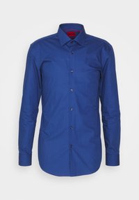 Camicia da uomo a maniche lunghe con bottoni, di colore blu reale uniforme, con colletto a punta e bottoni neri sul davanti.