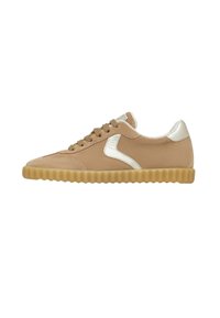 Sneaker beige a profilo basso con lacci, dettagli in pelle bianca e suola in gomma a righe, mostrato in vista laterale destra su sfondo bianco.
