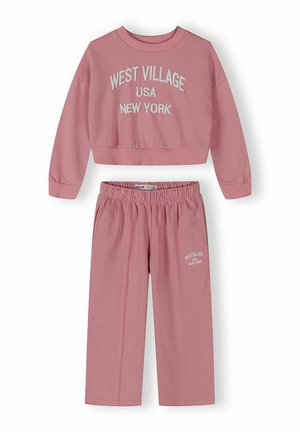 Różowa krótka bluza z długim rękawem i dopasowane spodnie z elastycznym pasem, z nadrukiem "West Village USA New York" w białym kolorze.
