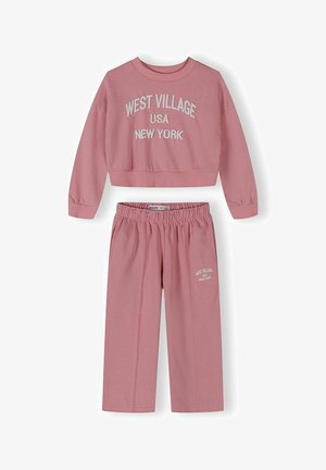 Rosa langärmliges Crop-Sweatshirt und passende Hosen mit elastischem Bund, bedruckt mit "West Village USA New York" in Weiß.