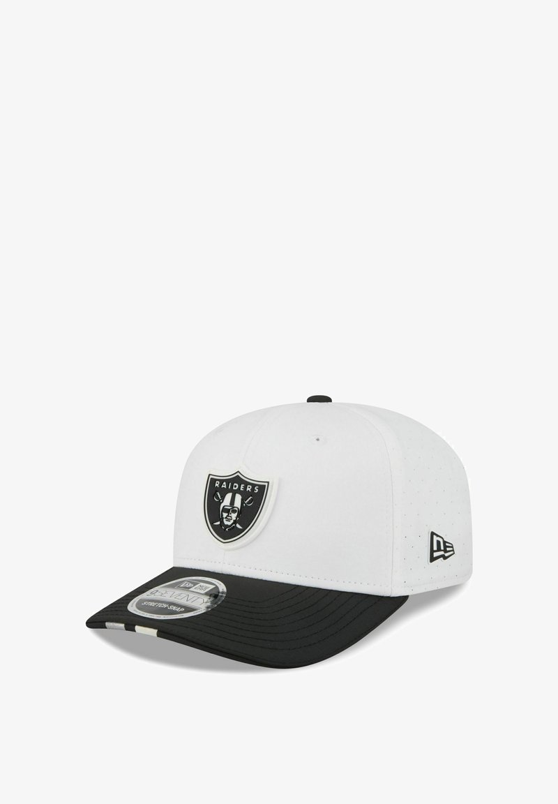 Weißer und schwarzer Raiders-Baseballcap mit Teamwappen-Logo auf der Vorderseite und New Era-Logo an der Seite, gebogenem schwarzen Schirm und Aufkleberetikett.