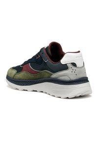 Sneaker da uomo con un mix di materiali navy, bordeaux, oliva e grigio. Caratterizzato da una suola imbottita, dettagli testurizzati e design con lacci.