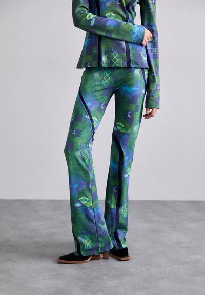 Aangesloten groene patroonpak met blauwe accenten; bevat abstracte geometrische en florale ontwerpen. Gemaakt van een gladde stof met een stijlvolle afwerking.
