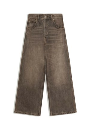 Jean en denim marron délavé, taille haute, jambes larges, avec poches avant, passants de ceinture et fermeture à bouton.