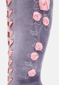 Koi Footwear GUILTLESS GHOST LACE UP PLATFORM LONG BOOT - Čižmy na šnurovanie - lilac