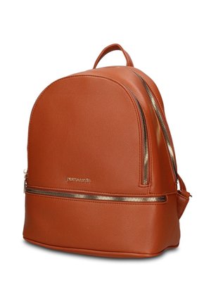 Zaino in pelle marrone con due cerniere dorate, manico superiore e spallacci regolabili, in posizione eretta su sfondo bianco.