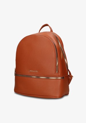 Zaino in pelle marrone con due cerniere dorate, manico superiore e spallacci regolabili, in posizione eretta su sfondo bianco.