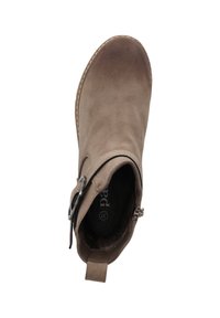 Stivaletto in pelle scamosciata marrone con punta tonda, cerniera laterale e una fibbia metallica decorativa. Ha una superficie strutturata e cuciture in contrasto.
