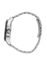 Silverfärgad metallklocka med svart urtavla, cirkulär klockkropp och länkarmband. Funktioner inkluderar sidoknappar och logotyp på kronan.