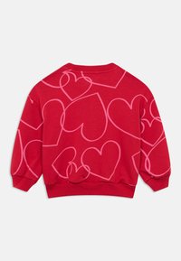 Κόκκινο φούτερ με ροζ περίγραμμα καρδιάς, μακριά μανίκια, ριμπ μανσέτες και ζώνη στη μέση. Μαλακό ύφασμα με άνετη εφαρμογή.