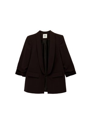 Schwarzer, maßgeschneiderter Blazer mit schmalen Revers, vorderen Klappentaschen und langen, leicht hochgekrempelten Ärmeln, auf weißem Hintergrund präsentiert.