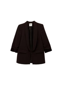 Blazer negro a medida con solapas estrechas, bolsillos con solapa en la parte delantera y mangas largas ligeramente remangadas, exhibido sobre un fondo blanco.
