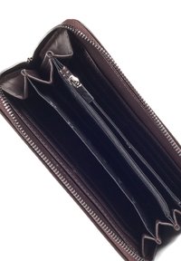 Bruine leren portemonnee met ritsluiting, voorzien van meerdere vakken, een gladde textuur en donkere stofvoering. Ritsdetails zichtbaar.