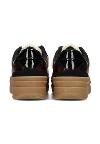 Sneaker in einem Schwarz- und Braunfarbschema, mit einem patentierten Finish, Kunstfell-Akzenten und einem dicken, geschichteten Gummisohlen-Design.