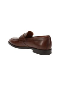 Mocassin en cuir marron pour homme avec un talon bas et une sangle sur le dessus, présenté de côté sur un fond blanc.