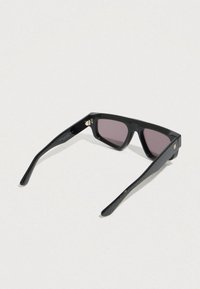 Gafas de sol negras con lentes oscuras, detalles geométricos texturizados en las patillas y un diseño de montura elegante, que muestran una estética moderna y funcional.