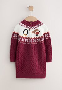 Robe tricotée bordeaux pour enfant avec un empiècement blanc et rouge à motif manchot et rouge-gorge, suspendue sur un cintre en bois.