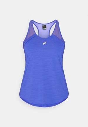 Camiseta deportiva sin mangas de color púrpura con dobladillo redondeado, tirantes de malla y un logo de marca sutil en el frente. Presenta una tela suave y texturizada.