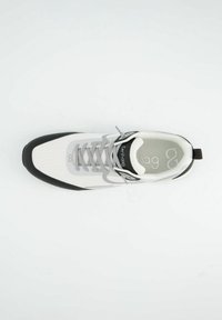 Bílé a černé sportovní boty s síťovaným svrškem, kulatými šňůrkami a polstrovanou podrážkou. Výrazné logo na jazyku a boku.