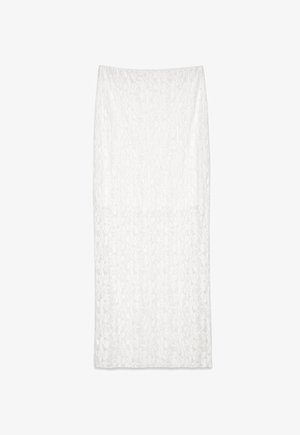 Jupe crayon blanche avec un motif en dentelle florale, texture lisse et design ajusté avec un ourlet droit.