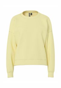 Sudadera amarilla confeccionada en tela suave, con cuello redondo, hombros caídos y puños y dobladillo de canalé. Diseño sencillo y sin adornos.