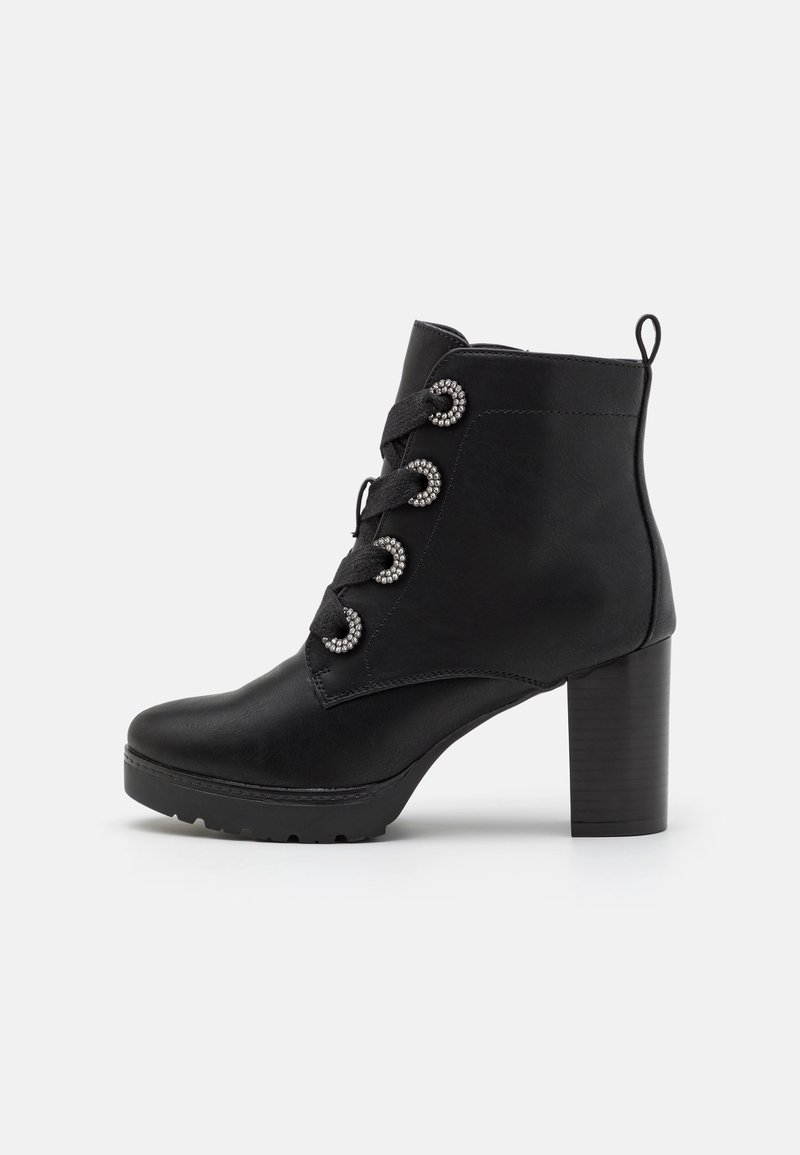 Bottines noires en cuir texturé, avec des détails décoratifs à lacets, un talon carré et une semelle en caoutchouc robuste.