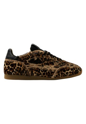 Sneaker basso con tomaia in pelliccia stampa leopardo marrone e nero, talloncino nero e suola in gomma color beige, mostrata di profilo su sfondo bianco.