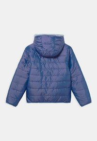 Polstret lilla jakke med hætte, som har en glat, shiny overflade, vandret syninger og en blød foret krave.