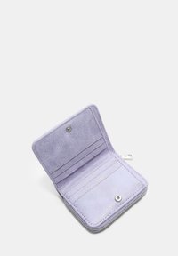 Portafoglio in camoscio lilla con chiusura a scatto, dotato di slot per carte e un interno liscio. Dettaglio con zip per una conservazione sicura.