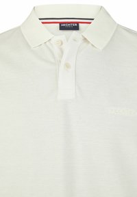 Witte poloshirt van textuurstof, met een drieknopsluiting en een reliëflogo. Rode en marineblauwe streepjes op de kraag.