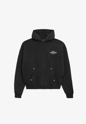 Sweat à capuche noir en tissu doux, avec une poche avant, un ourlet et des poignets côtelés, avec le texte « PROHIBITED » en doré clair.