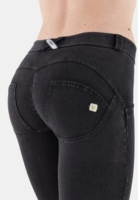 Freddy WR.UP® DENIM PUSH-UP - Farkkuleggingsit - denim nero