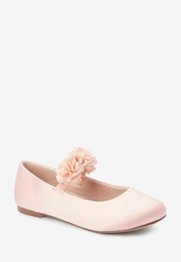 Sarte balletsko i lyserød satin med rund tå og elastisk strop prydet med to stofblomster. Flad sål.