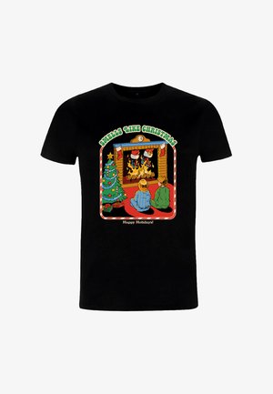 Zwart T-shirt met een kleurrijke afbeelding van een haardvuur met een kerstboom, de tekst 'Ruikt naar Kerstmis' en feestelijke accenten.