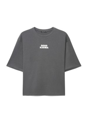 Maglietta grigio scuro a maniche corte con la scritta ""GOOD KARMA"" stampata in bianco al centro del petto, scollo tondo e vestibilità comoda.