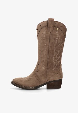 Bota de vaquero de ante marrón con detalle de costura de llamas, tirador en la parte superior, punta redondeada y tacón de madera apilada.