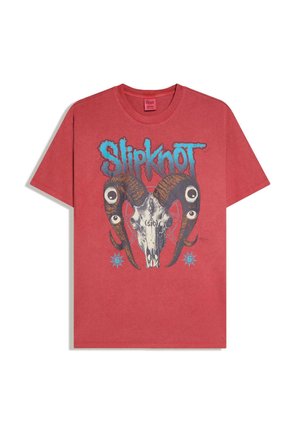 Červené tričko s modrým nápisom "Slipknot" nad grafikou lebky barana s veľkými zatočenými rohmi, viacerými očami a dvomi modrými šesťcípy hviezdičkami.