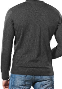 Szary sweter z dzianiny z okrągłym dekoltem, o fakturowanej powierzchni i długich rękawach, w połączeniu z niebieskimi dżinsami. Widok od tyłu.