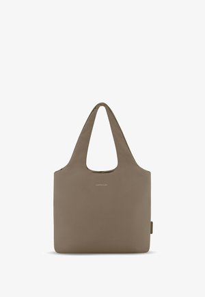 Minimalistische taupefarbene Tragetasche mit breiten Griffen und kleinem Markenlogo, das oben in der Mitte platziert ist, steht aufrecht vor weißem Hintergrund.