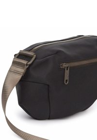 Zwarte stoffen tas met een afgeronde vorm, voorzien van een ritssluiting, verstelbare riem en een tweede voorvak met rits.