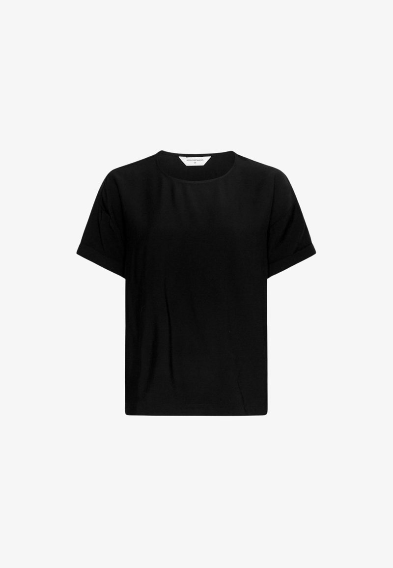 Μαύρο κοντομάνικο t-shirt με στρογγυλή λαιμόκοψη, άνετη εφαρμογή και ελαφριές πτυχώσεις στα μανίκια, εμφανίζεται σε λευκό φόντο.