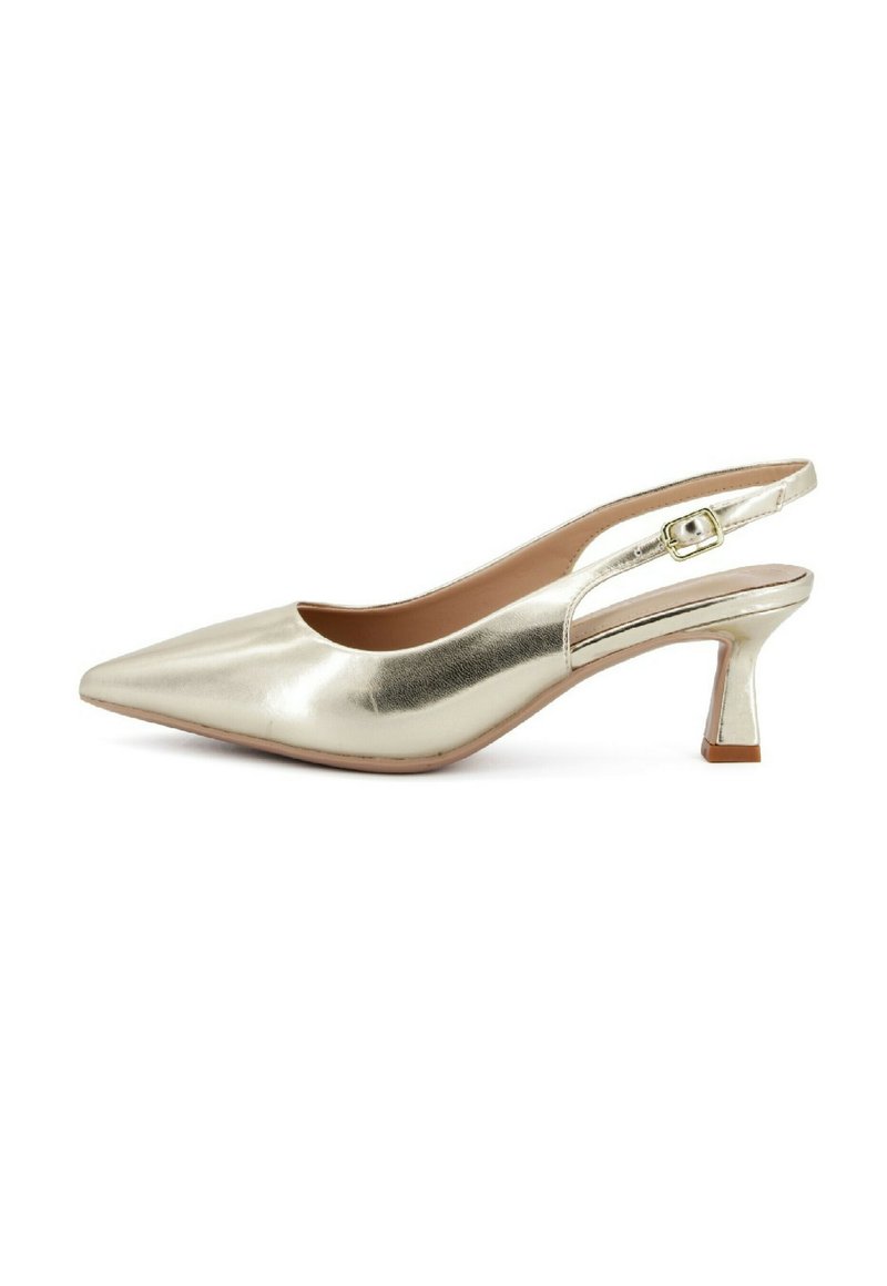 Pantofole slingback in metallo dorato con punta affusolata, tacco basso e quadrato di altezza media, e cinturino regolabile. Texture liscia con finitura lucida.