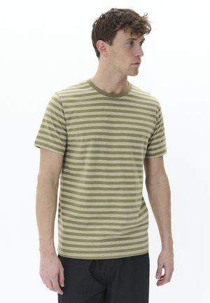 Tricou scurt cu mânecă din material verde măsliniu și gri deschis cu dungi, având decolteu rotund. Material moale și respirabil, cu o tăietură lejeră.