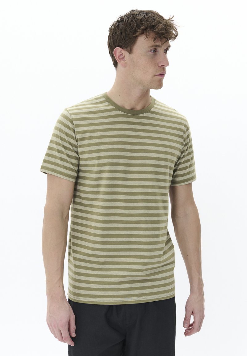 Camiseta de manga corta a rayas en verde oliva y gris claro con cuello redondo. Tejido suave y transpirable con un ajuste relajado.