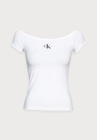 Bílý upnutý tričko s odhalenými rameny a krátkým rukávem, s malým černým logem Calvin Klein Jeans umístěným na hrudi.