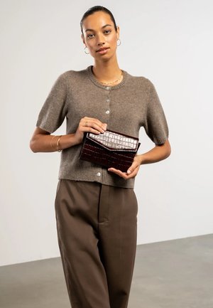 Isabel Bernard, ISABEL BERNARD HONORÉ LINA CROCO BRAUNE CLUTCH MIT ABNEHMBARER SCHULTERKETTE IB21135-230 - Clutch - brown