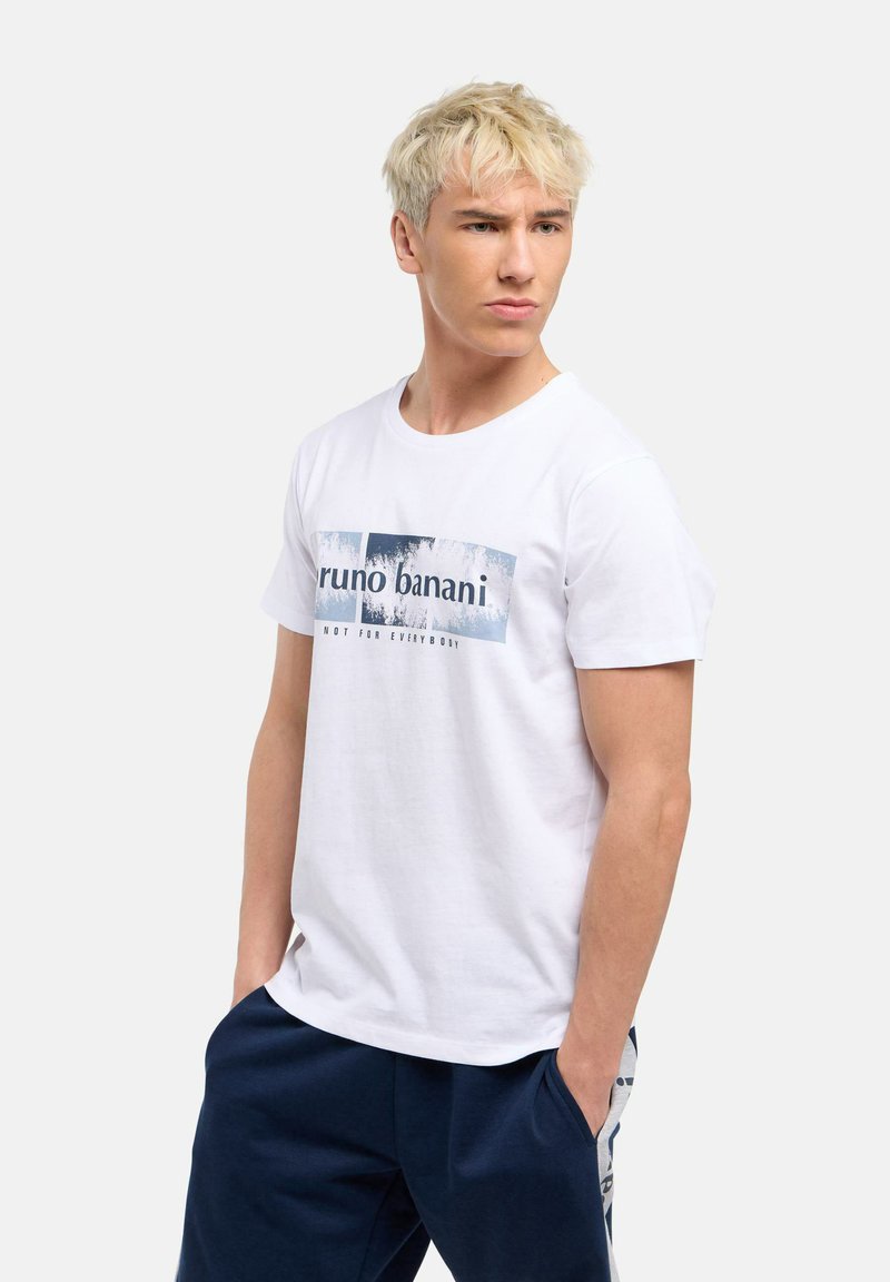 Vit bomullströja med grafisk tryck som visar "runo banani" och "NOT FOR EVERYBODY" i blått. Rund halsringning, korta ärmar, avslappnad passform.